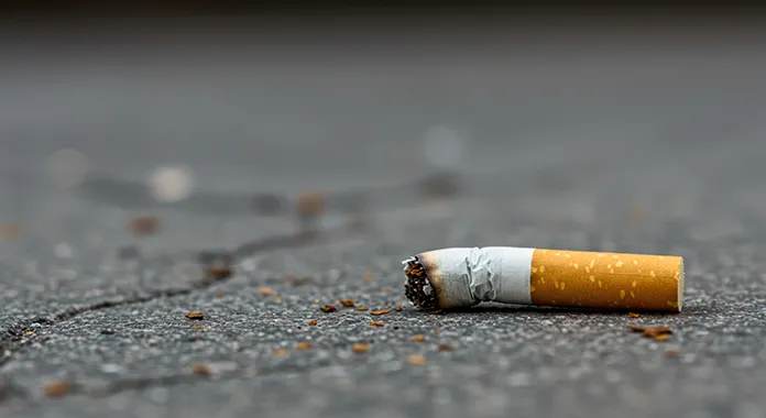 Symolbild Nichtraucher - Zigarettenkippe auf dem Boden